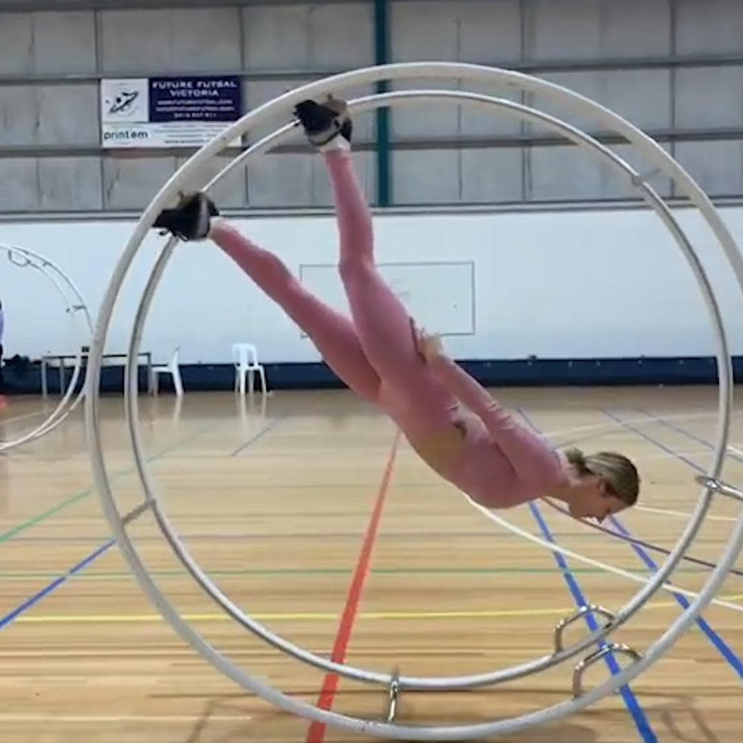 Stjerne næve Mold Circus artist does insane tricks on a human-sized 'hamster wheel'