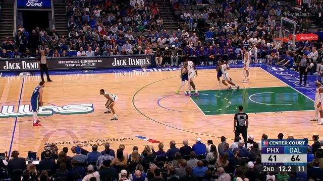 Luka Doncic with a last basket of the period vs the Phoenix Suns