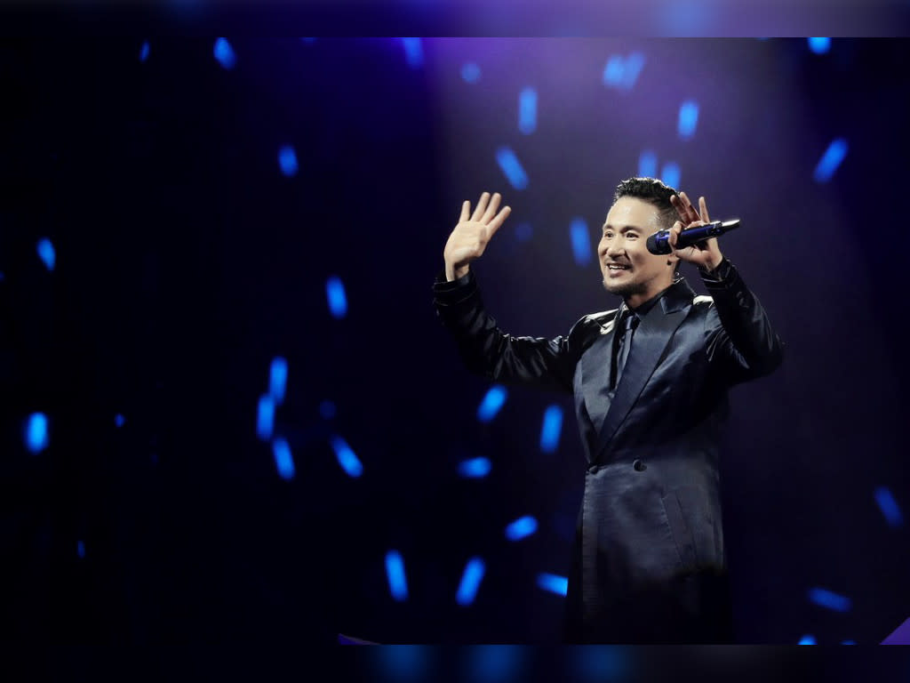 Jacky Cheung gives special gift to fans at KL encore concert