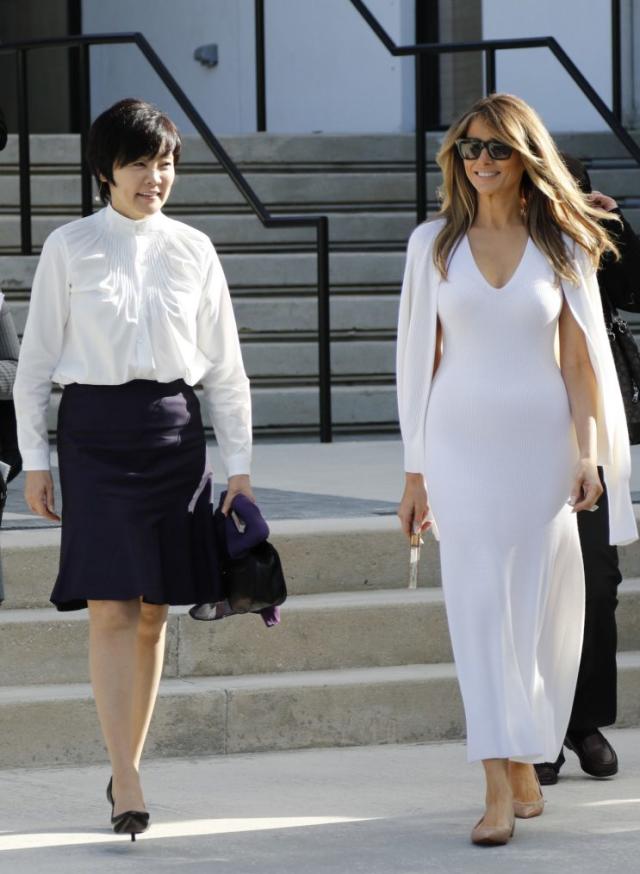 Akie Abe, wife of Japanese Prime Minister Shinzo Abe, left, and first lady Melania Trump walk together as they tour Morikami Museum and Japanese Gardens in Delray Beach, Fla., on Saturday, Feb. 11, 2017. Photo: AP /Terry Renna