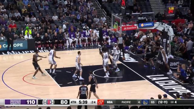 Moses Brown with a dunk vs the Sacramento Kings