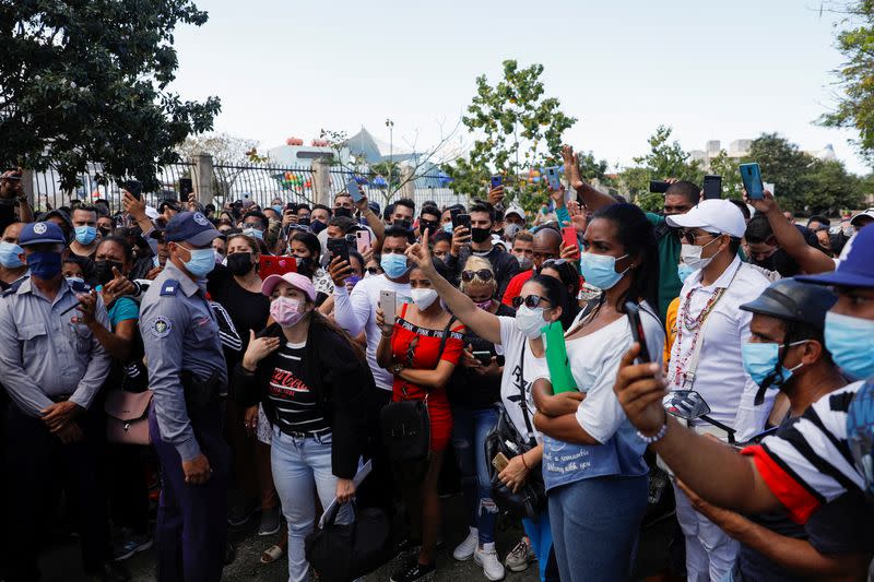 Photo of Cubanos se manifiestan en La Habana mientras se endurecen los requisitos de visa de Costa Rica