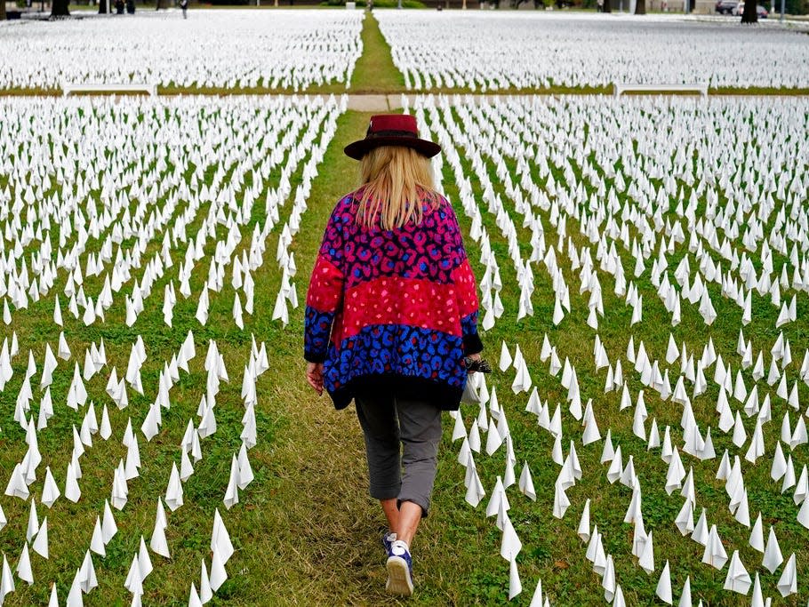 Negli ultimi quattro decenni, l’HIV/AIDS ha ucciso almeno 700.000 americani.  Il COVID-19 ha ucciso di più in due anni.