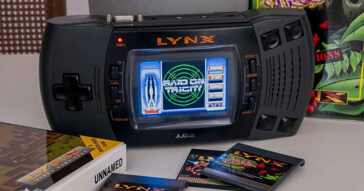 Atari Lynx được xem là một trong những sản phẩm đột phá của hãng Atari. Với những tính năng đỉnh cao và thiết kế đẹp mắt, chiếc máy chơi game này sẽ khiến bạn say mê ngay từ cái nhìn đầu tiên.