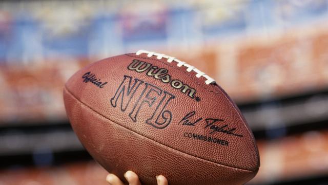 Virus Outbreaks Rattle N.F.L. and College Sports as Big Games