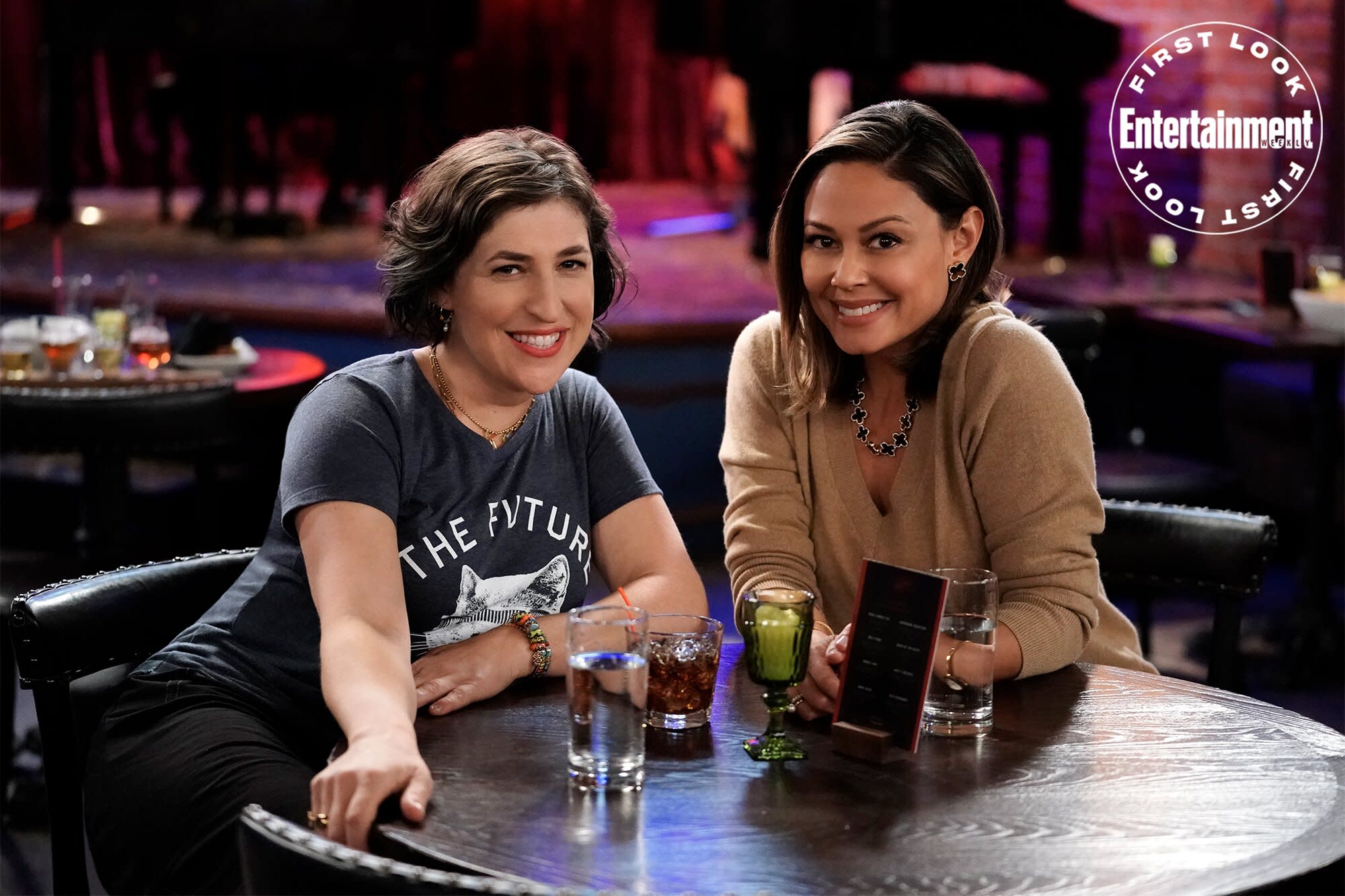 Mayim Bialik Gets Close To Vanessa Lachey And Calico Kitty In Clawsome Call Me Kat First Look