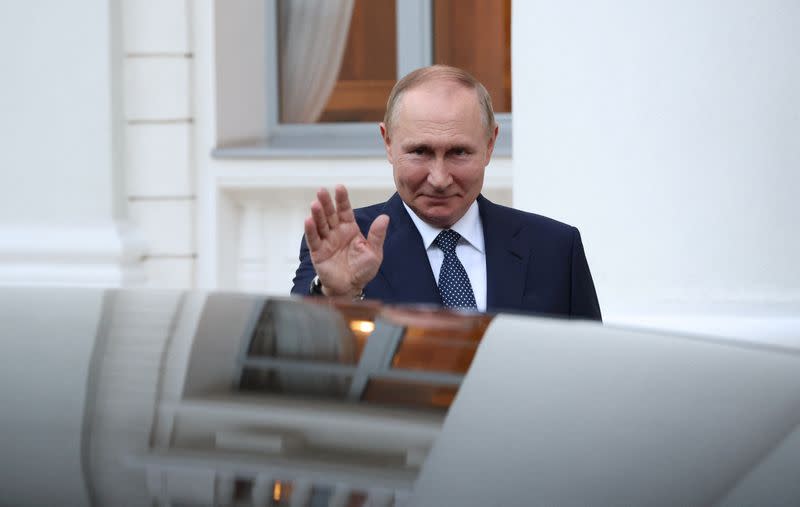 Путин разрешил российским банкам, находящимся под санкциями, прекратить некоторые операции с иностранной валютой