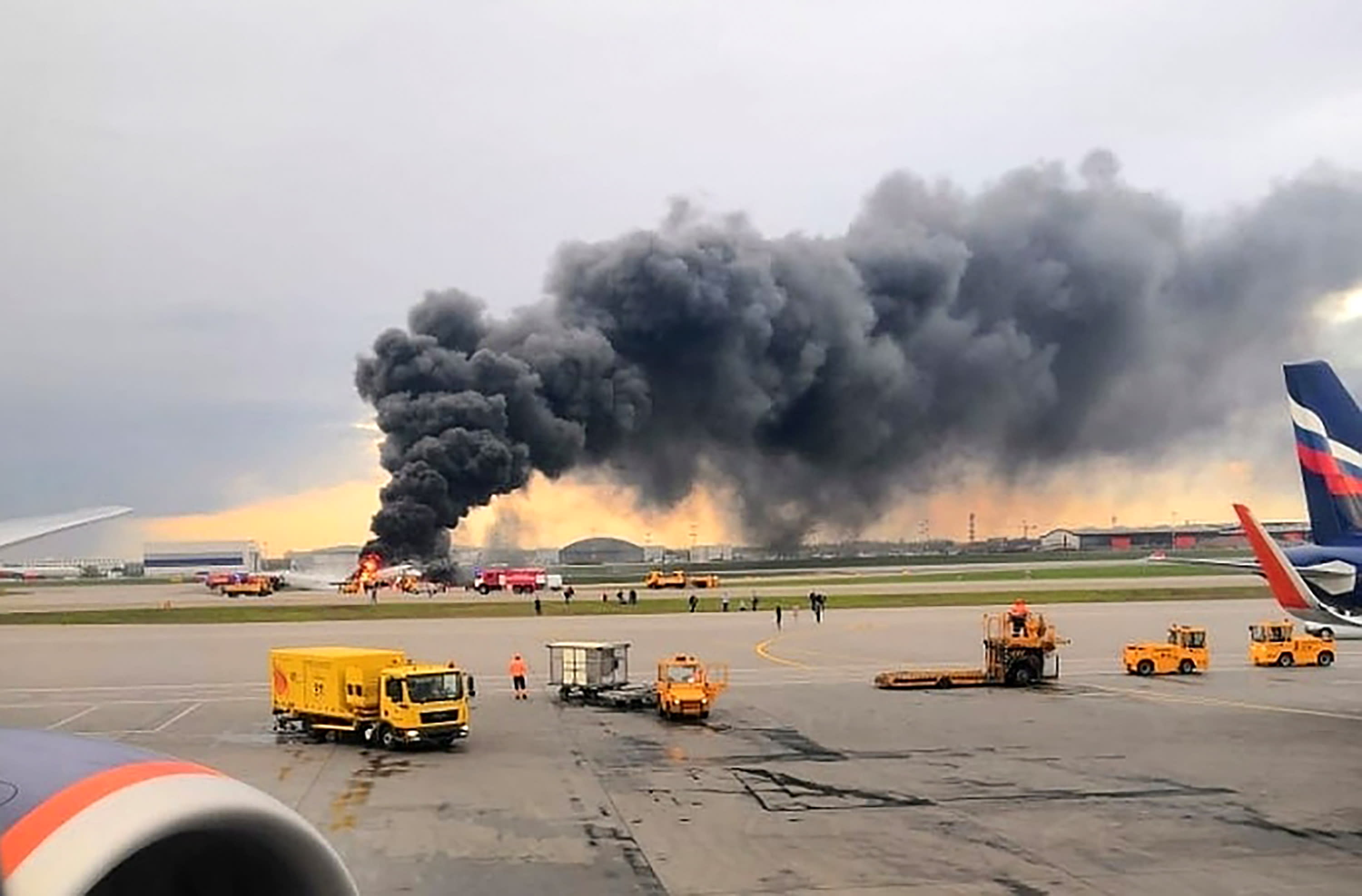 Аэропорт шереметьево 2019. Катастрофа SSJ 100 В Шереметьеве. Крушение Суперджета 100 Шереметьево. Катастрофа Суперджет 100 в Шереметьево. Авиакатастрофа SSJ-100 В Шереметьево.