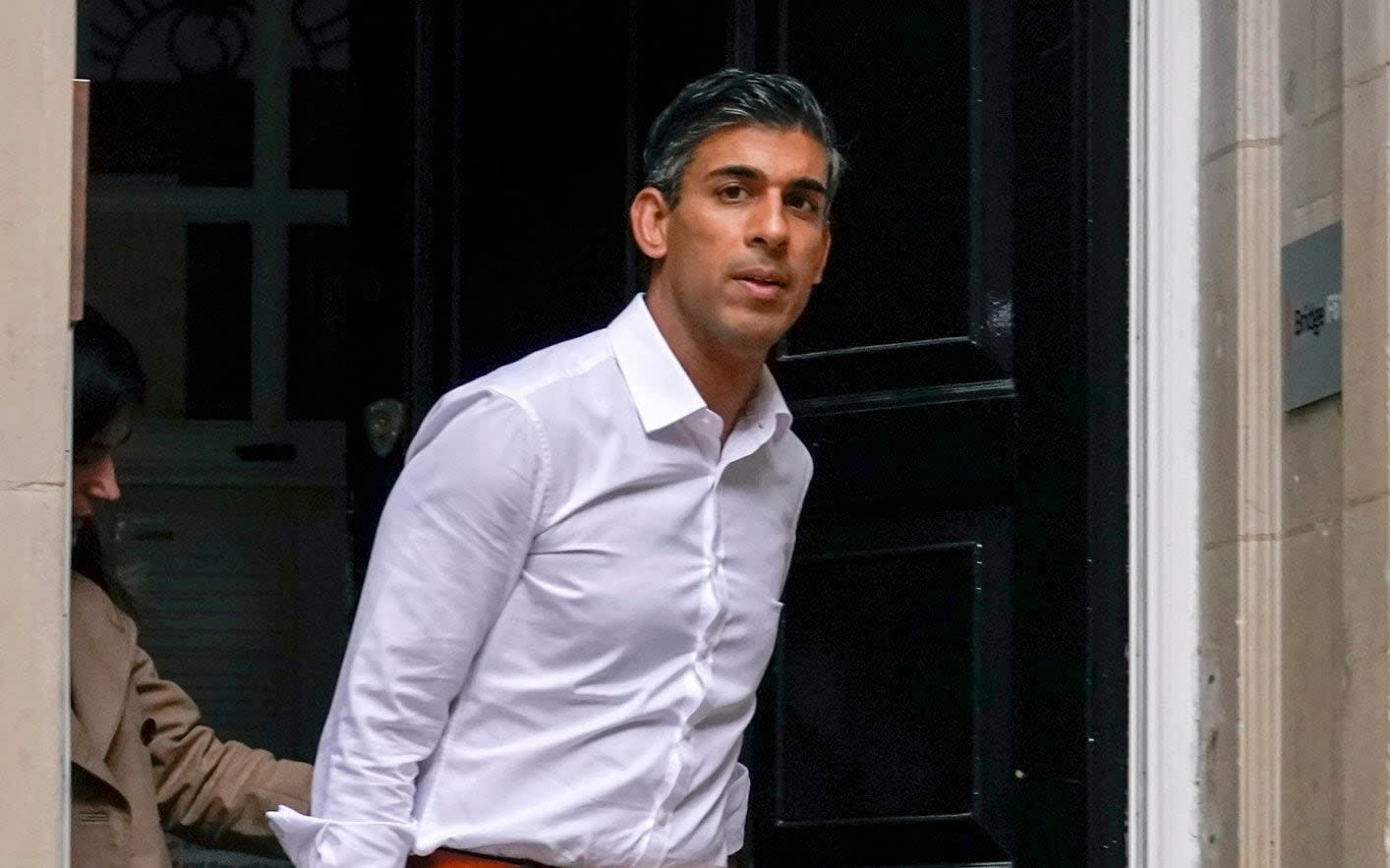 Pound rallies and bond yields slide as Rishi Sunak closes in on Downing Street - live updates