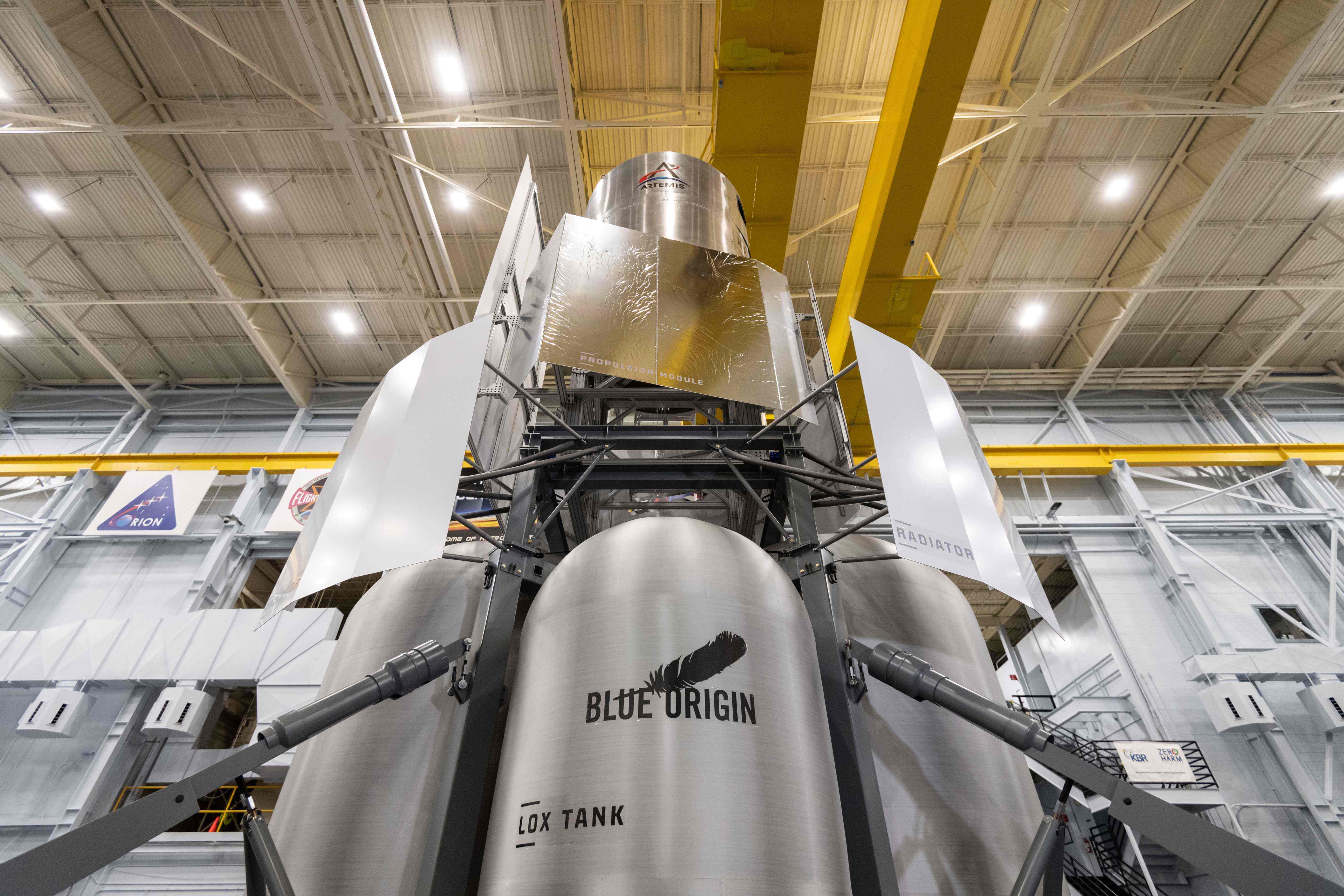 Blue Origin team delivers fullscale lunar lander mockup to NASA