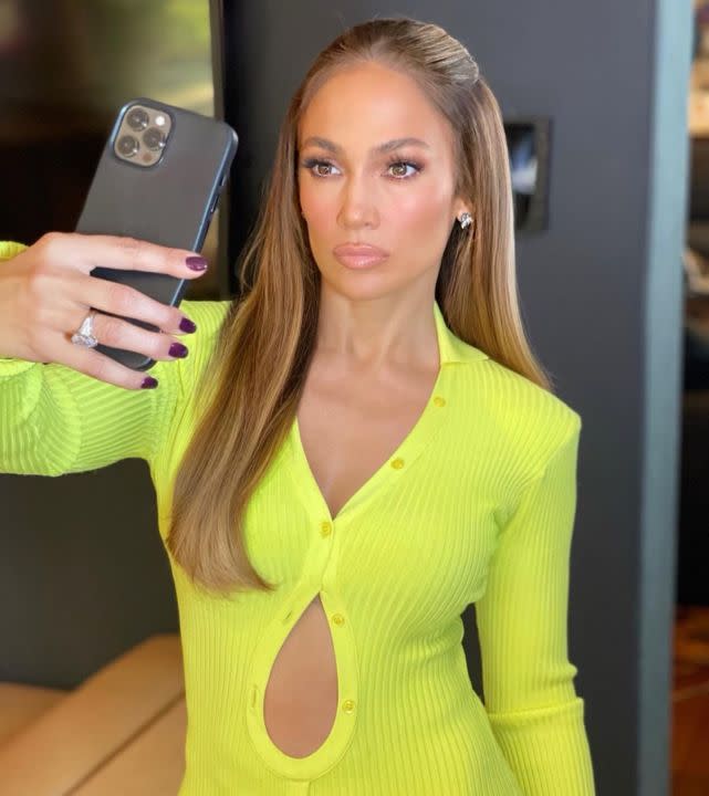 Jennifer Lopez Gets Summer-Ready in Breezy Shirt & Espadrilles – Footwear  News