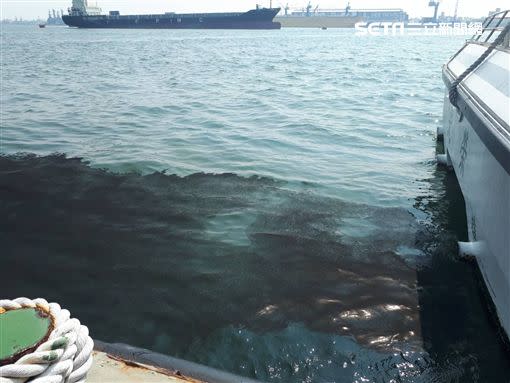 韓國瑜搭渡輪 竟發生漏油汙染港區… - Yahoo奇摩新聞