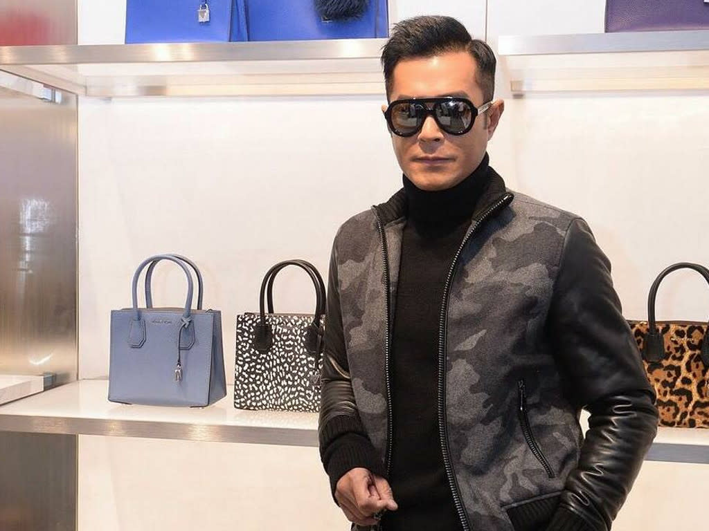 Louis Koo is still using an old phone from 2009