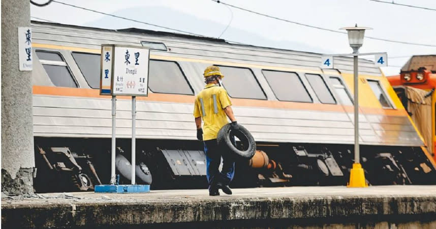 A strong earthquake hits Huadong railway traffic in a dark period