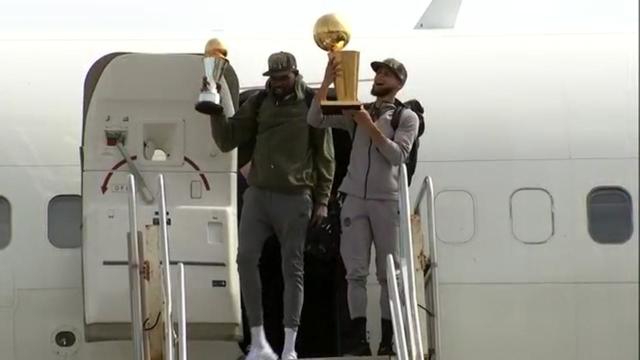 VIDEO: Steph, KD, Warriors land in Oakland, celebrate with fans