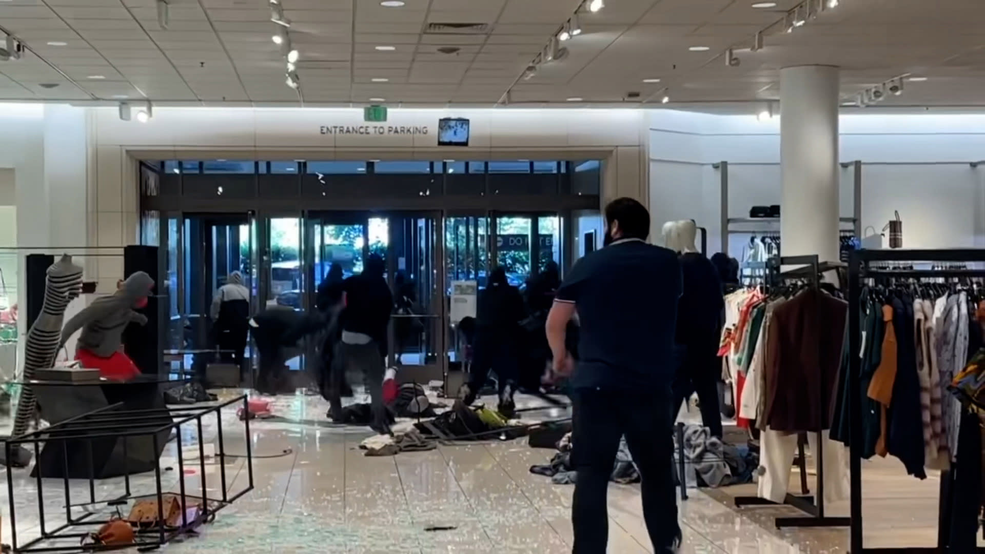 Brawl At Ontario Mall Has Shoppers Running For Cover - CBS Los Angeles