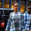 Rihanna icona di stile per l’estate tra caftano e maxi dress