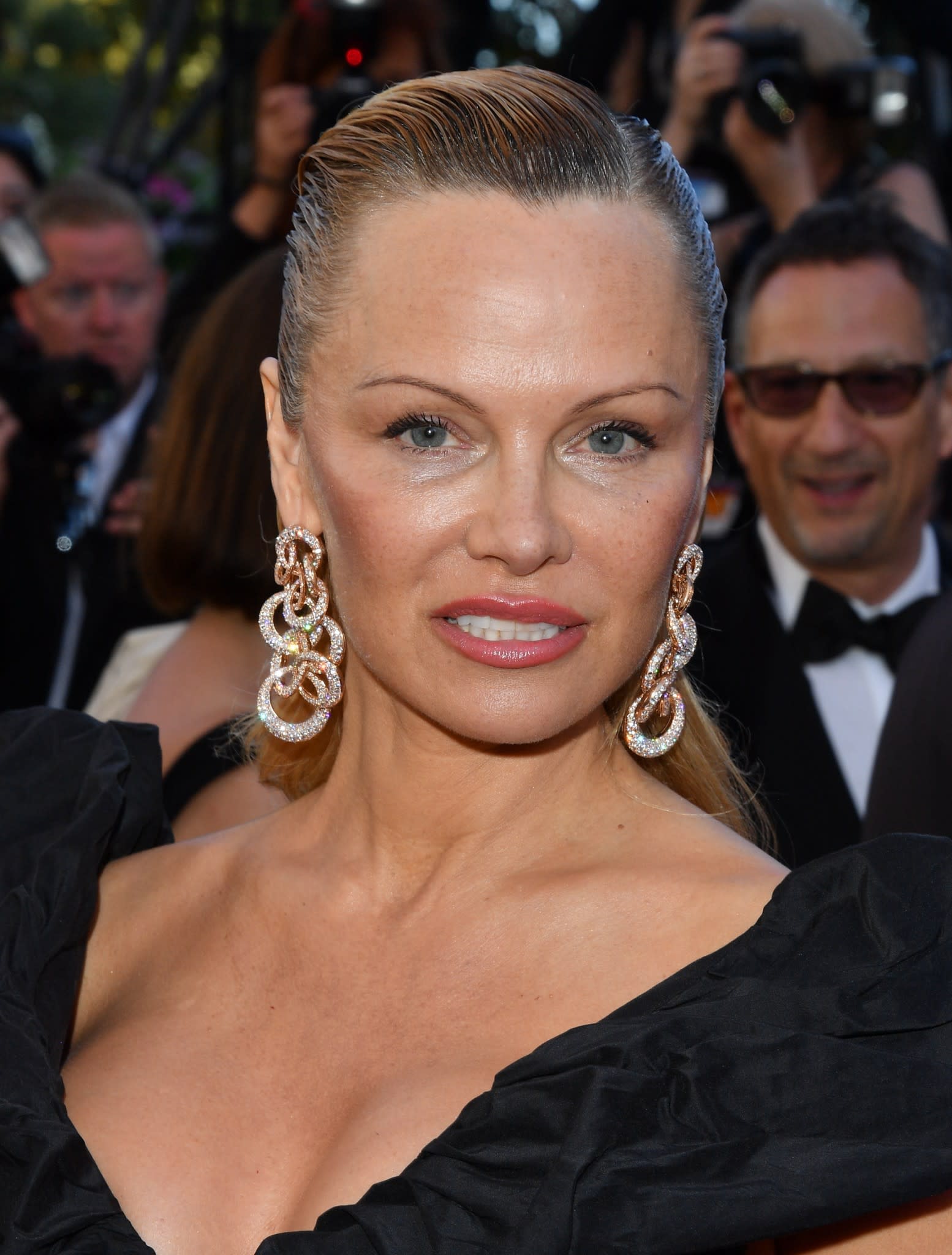 Pamela Anderson luce irreconocible en Cannes y así ha sido su evolución