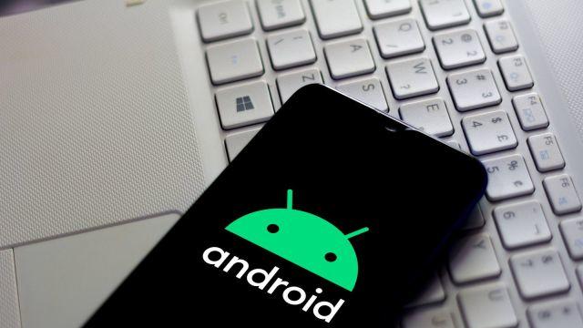 BRAZIL - 2020/02/17: In this photo illustration the Android logo seen displayed on a smartphone. (Photo Illustration by Rafael Henrique/SOPA Images/LightRocket via Getty Images)