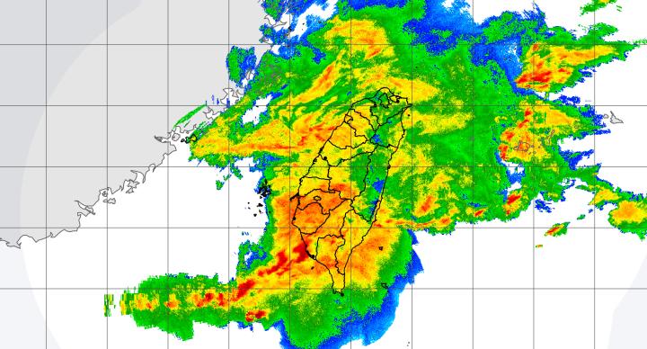 鋒面發威 雨灌高雄颳強陣風