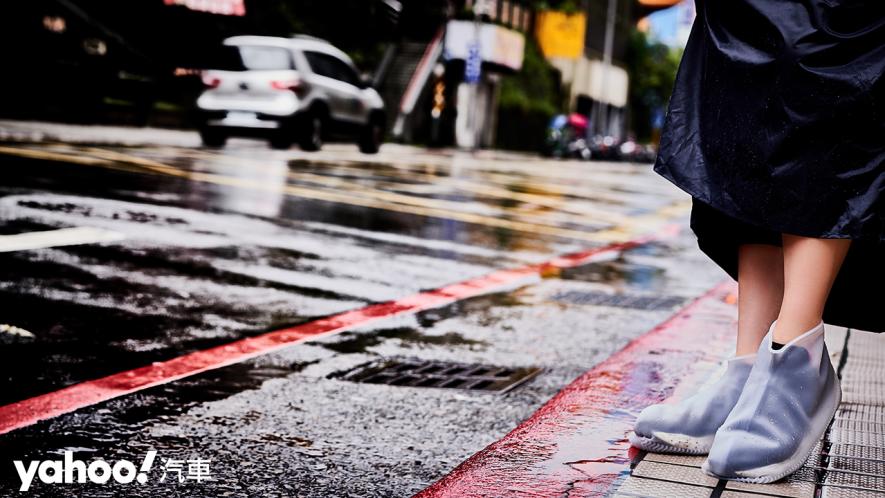 冬季騎車抗雨大作戰！5款嚴選「騎士防水好物」開箱實測！ - 13