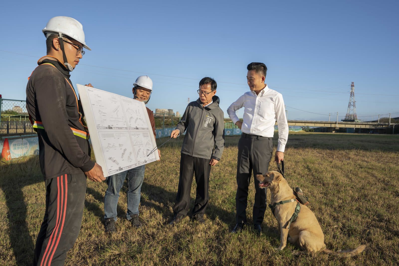 林智堅牽市犬 棕棕 出任務 頭前溪左岸狗狗公園年底完工