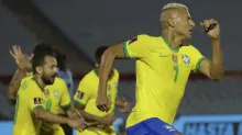 Brasil somete 2-0 a Uruguay en el Centenario, sigue perfecto