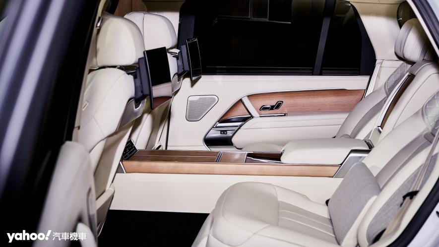 LWB長軸專屬的SV Signature Suite四座套件賦予Range Rover SV後排座椅兩個獨立且最極致的乘坐體驗。 - 7