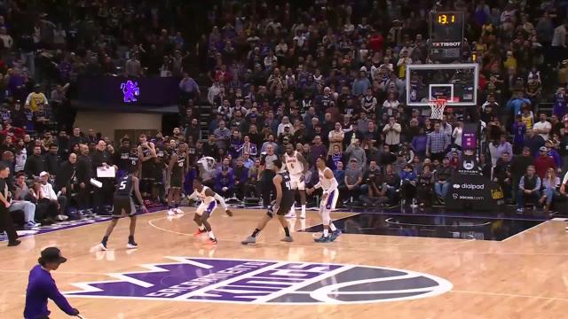 De'Aaron Fox with a 2-pointer vs the Los Angeles Lakers
