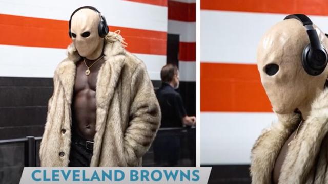 David Njoku Arrives in Mask at Browns Game After Burning Face