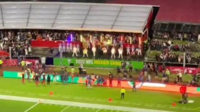 Grupo Firme fue abucheado en partido de la NFL en el Estadio Azteca