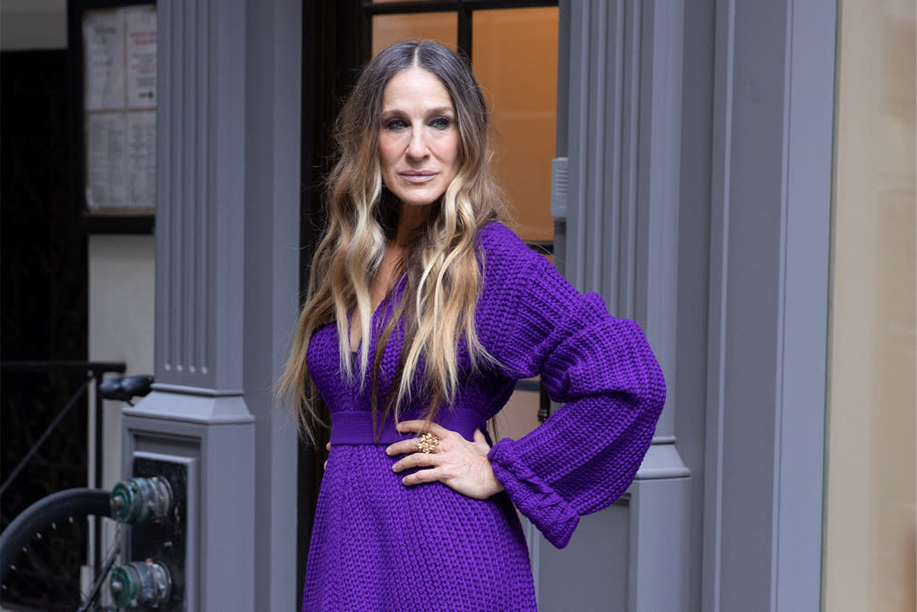 Sarah Jessica Parker Shows Us How to Wear Pink Pumps That Pop.