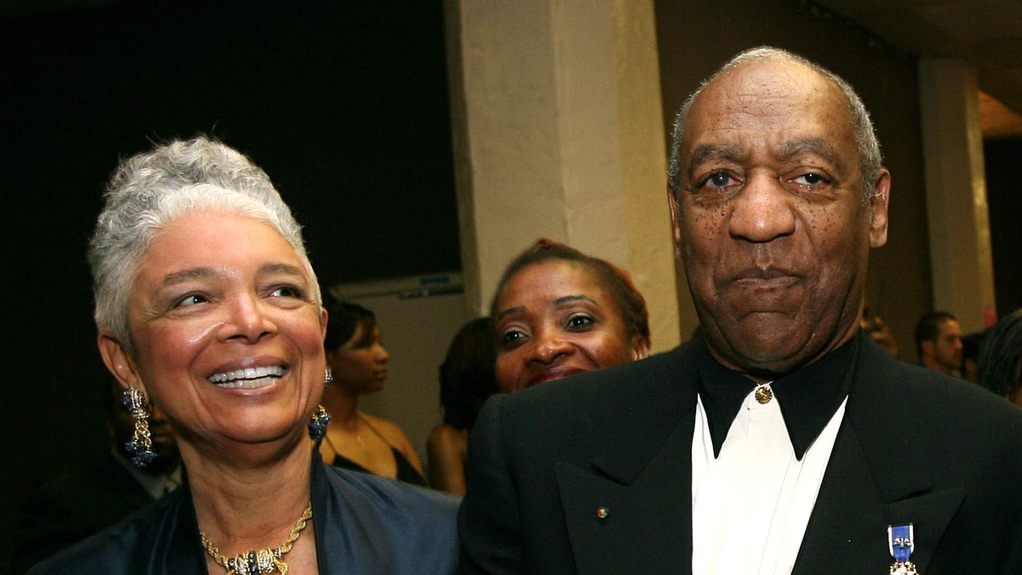 Bill Cosby S Wife Comes To Comedian S Defence