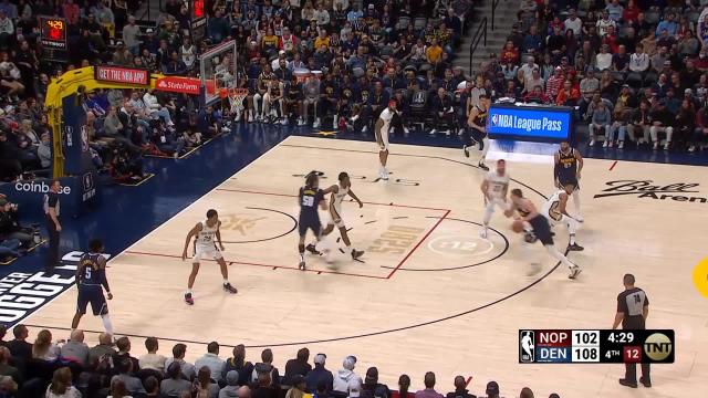 Aaron Gordon with an alley oop vs the New Orleans Pelicans