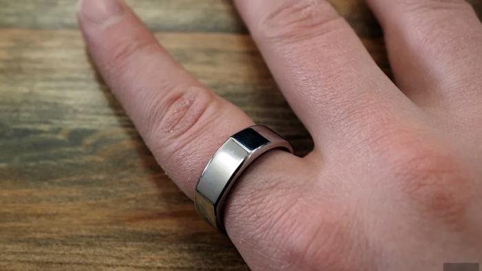 A finger wearing a ring.