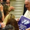 Foto del Papa con un cartello per le Malvine: è polemica