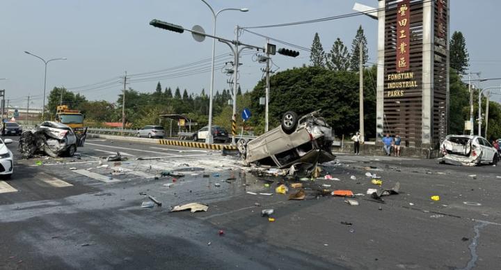 等紅燈遭撞 開車上班遇死劫