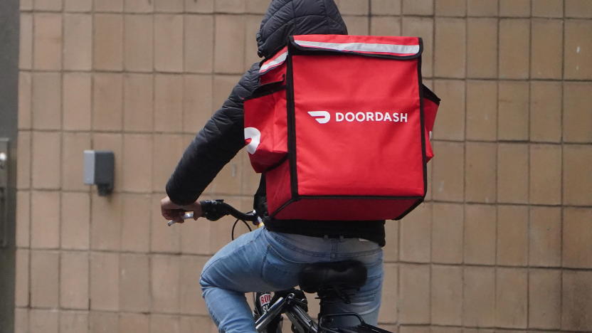 A delivery person for Doordash rides his bike in the rain during the coronavirus disease (COVID-19) pandemic in the Manhattan borough of New York City, New York, U.S., November 13, 2020. REUTERS/Carlo Allegri