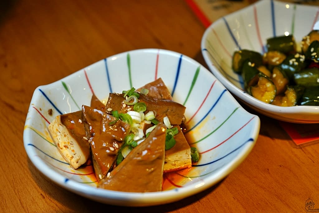 『台中。北區』 麵屋一龍拉麵專門店｜大樹下貨櫃平價日式拉麵屋 超威雙刀流豬肋排拉麵必點！採用豬大骨、雞骨、 以及超過10種食材熬煮而成的乳白色濃郁豚骨湯頭，湯濃味鮮，平價美味。