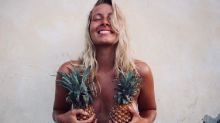 La moda di Instagram più assurda del 2018: il topless con gli ananas
