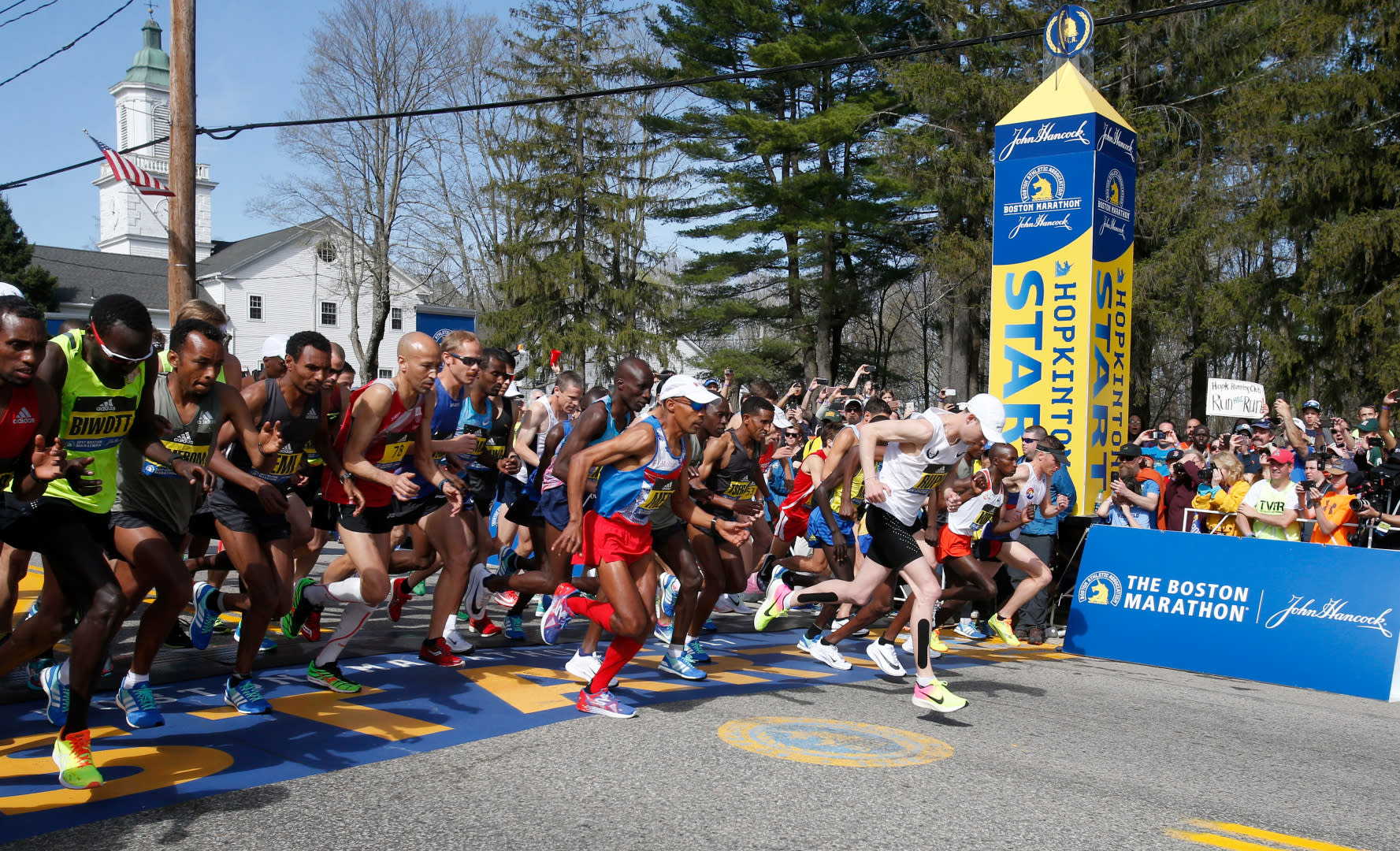 It marathon. Бостонский марафон 2022. Бостонский марафон старт. Бостонский марафон станция. Бостонский марафон вода.