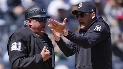 
Feisty ump tosses Boone in bizarre Bronx mixup