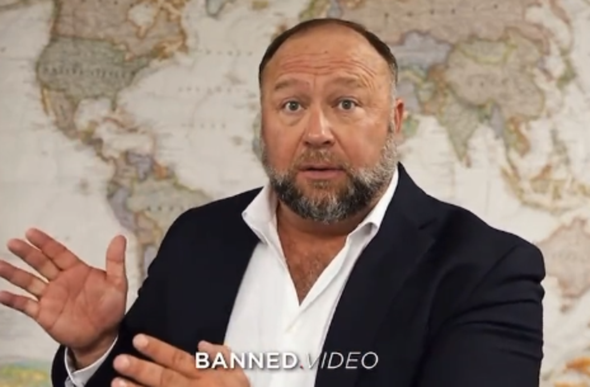 Alex Jones publie un «message d’urgence» suppliant Trump de regarder son émission après avoir publiquement soutenu DeSantis