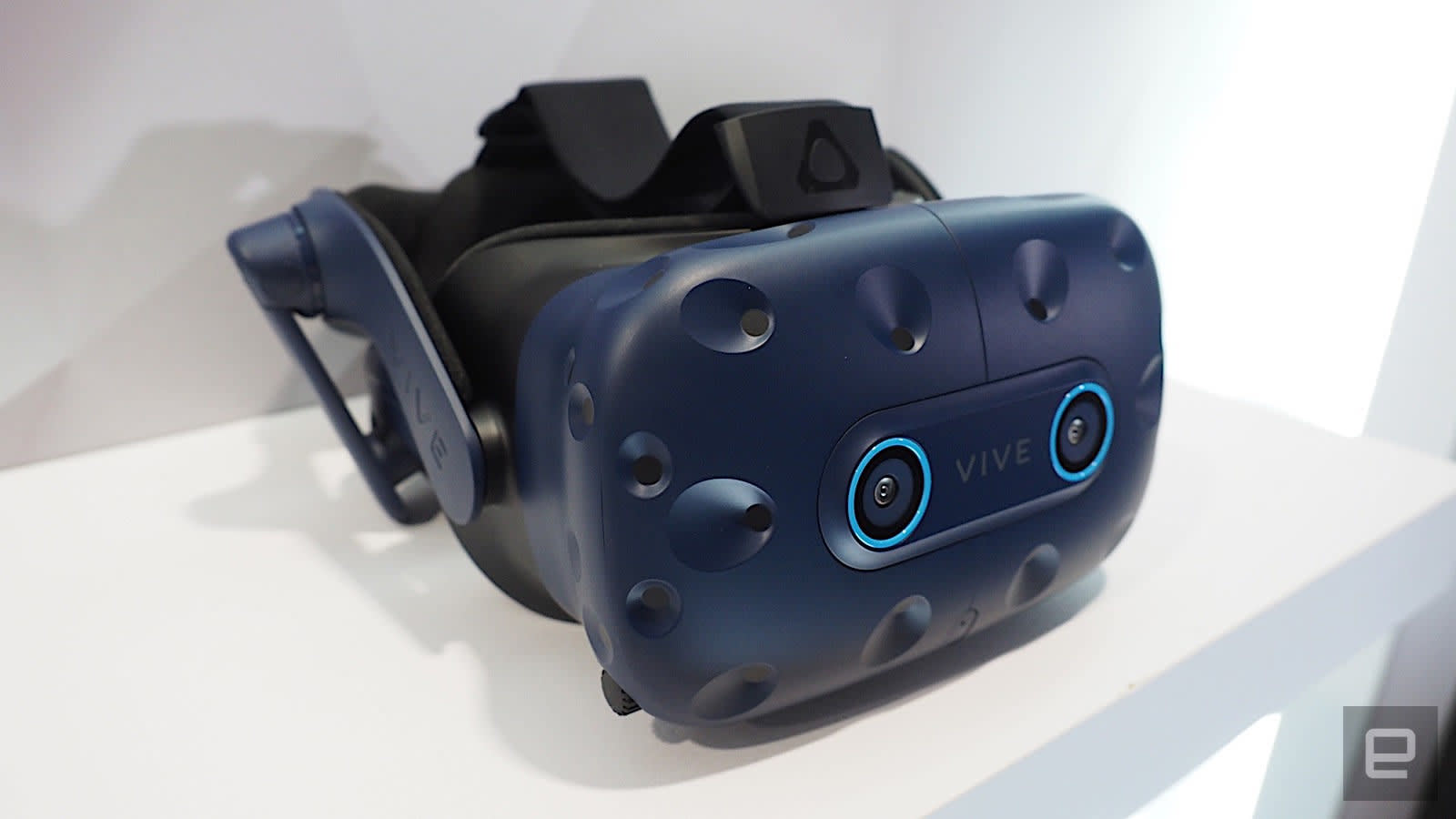 VRヘッドセット】HTC VIVE 充電台＆三脚付き