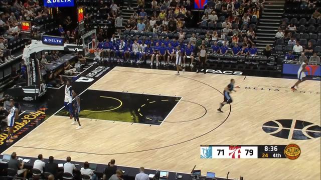Kenneth Lofton Jr. with a dunk vs the Philadelphia 76ers