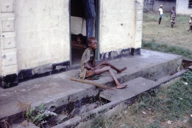 01_01_Starving_biafra_01