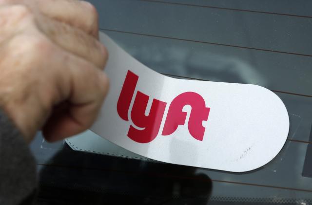 ARCHIVO - En esta foto de archivo del 31 de enero de 2018, el logotipo de Lyft se instala en el auto de un conductor de la aplicación en Pittsburgh. (AP Foto/Gene J. Puskar, Archivo)