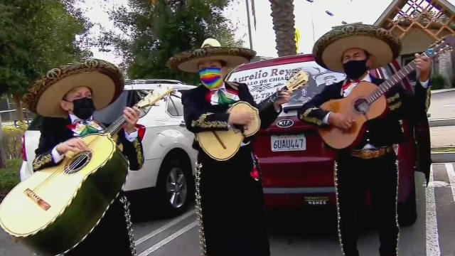 Resultado de imagen para Estados Unidos: Lleva mariachi a su esposo, intubado por Covid-19