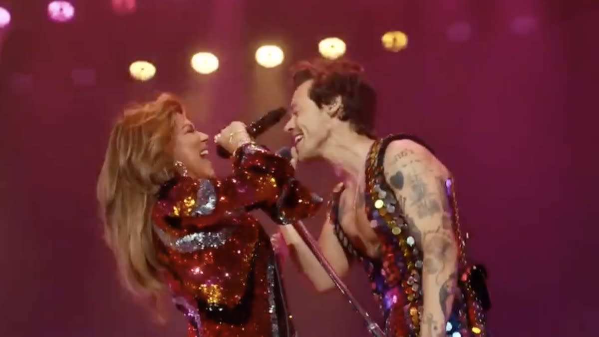 Harry Styles and Shania Twain Perform “Man! I Feel Like a Woman!”