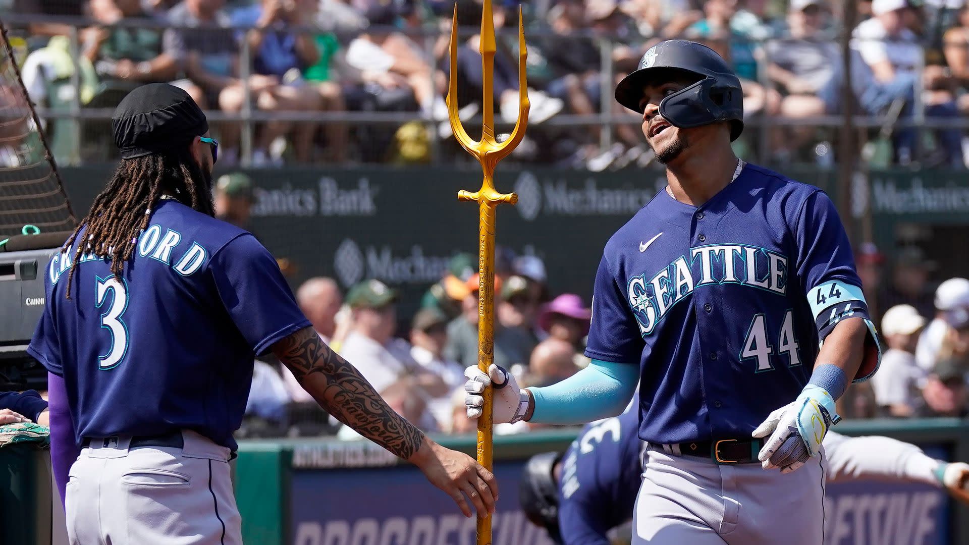 Mariners players criticize team for selling Blue Jays gear in stadium store